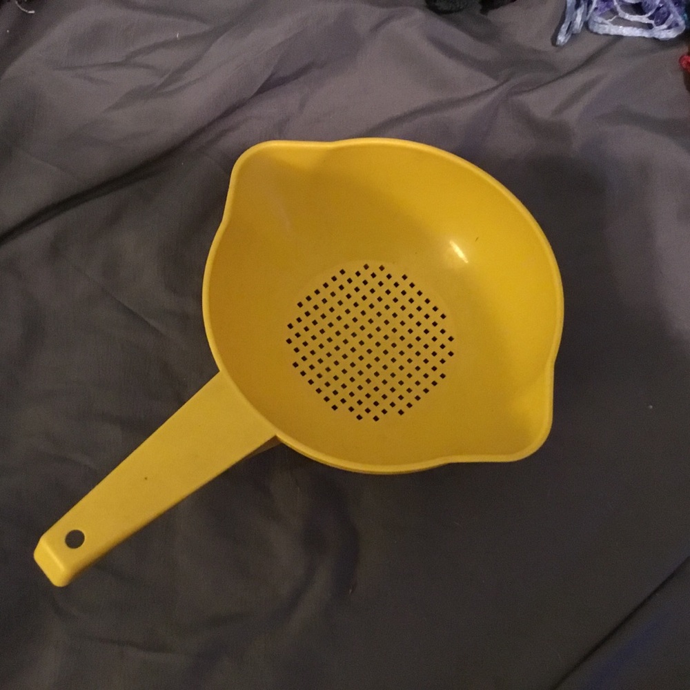TUPPERWARE YELLOW STRAINER